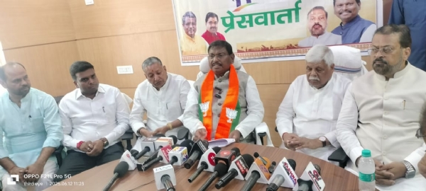 पत्रकारों से बात करते अर्जुन मुंडा