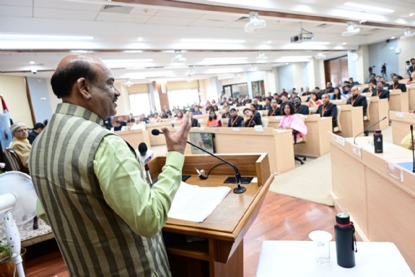 प्रशिक्षण समापन समारोह में बाेलते हुए लोक सभा अध्यक्ष ओम बिरला ।