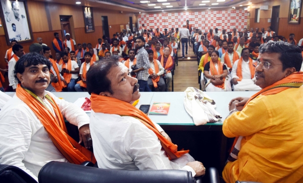 बीजेपी प्रदेश अध्यक्ष दिलीप जायसवाल सामाजिक कार्यकर्ता के साथ बैठक करते