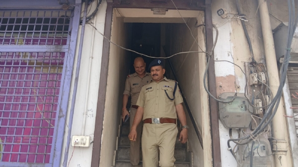 स्पा सेंटर में छापेमारी के बाद बाहर आते हुए गंगनहर कोतवाली के अधिकारी, मामले की जांच में जुटी पुलिस।