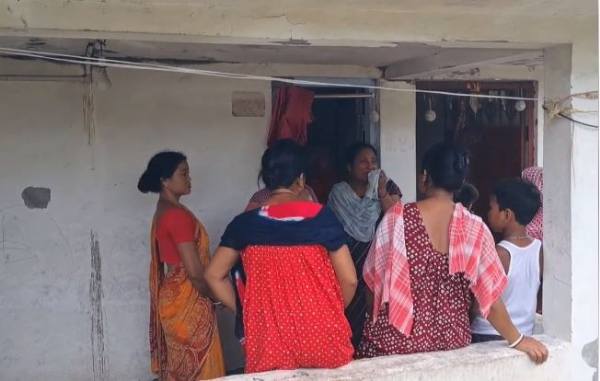 रोते बिलखते मृतक युवक का परिवार