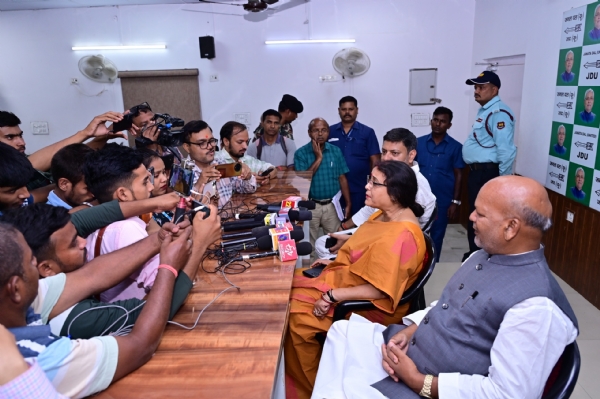 जदयू कार्यालय आयोजित कार्यकर्ता दरबार में में सुनवाई करते परिवहन मंत्री शील मंडल और मंत्री रतनेश सदा