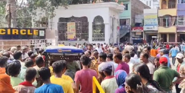 मौके पर लोगों की भीड़