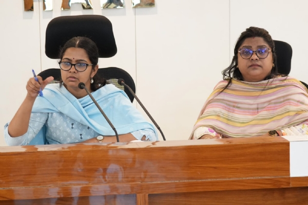 दिशा निर्देश देती उपायुक्त समीरा एस