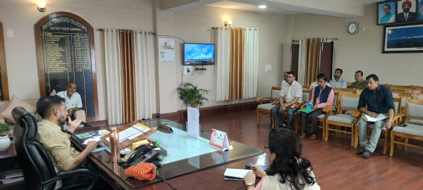देवलगढ़ मंदिर के रूपरेखा को लेकर अधिकारियों  की बैठक लेते डीएम