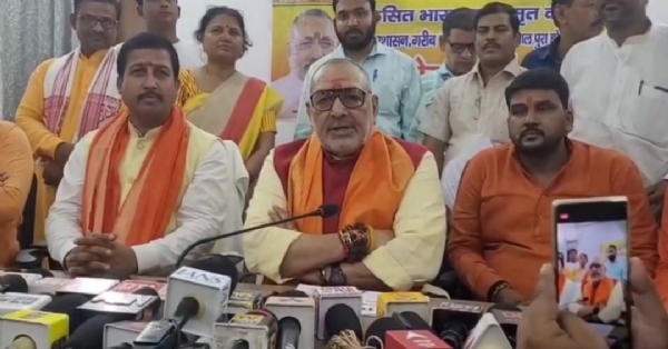 संबोधित करते गिरीराज सिंह संबोधित करते गिरीराज सिंह