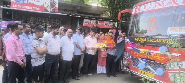 बस को झंडी दिखाकर रवाना करते हुए उपमुख्य सचेतक।