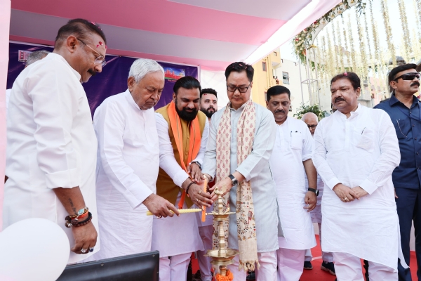 आचार्य किशोर कुणाल जी की 75वीं जयंती के अवसर पर उनकी प्रतिमा का अनावरण करते हुए  बिहार के मुख्यमंत्री  नीतीश कुमारसाथ में केंद्रीय मंत्री किरण रिजिजू । महावीर कैंसर संस्थान परिसर