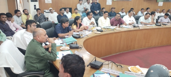 फोटो कैप्शन 12आरटीके1 : नगर निगम हाऊस की बैठक लेते मेयर रामअवार वाल्मीकि व उपस्थित पार्षद एवं अधिकारी ------------