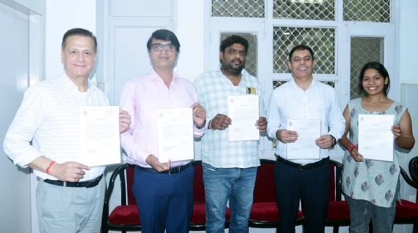 गुरुग्राम स्थित अपने कार्यालय में ट्रैफिक हीरो को सम्मानित करते यातायात पुलिस उपायुक्त डा. राजेश मोहन।