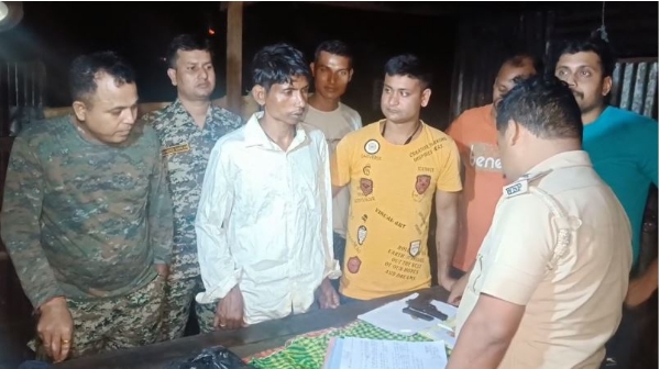 आग्नेयास्त्र के साथ गिरफ्तार अपराधी से पूछताछ करती पुलिसकर्मी