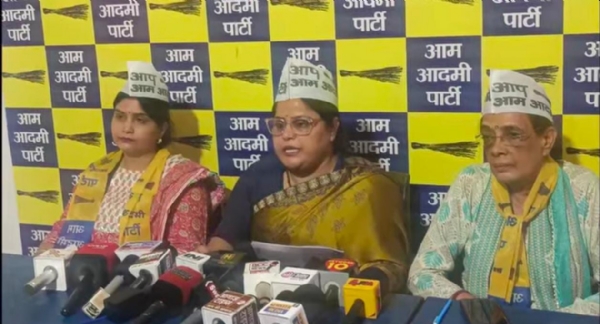 आम आदमी पार्टी प्रदेश महिला विंग अध्यक्ष नीलम यादव प्रेस वार्ता करते हुए।
