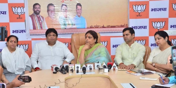 गुरुग्राम भाजपा कार्यालय में पत्रकारों से बात करतीं भाजपा प्रदेश महामंत्री डा. अर्चना गुप्ता।
