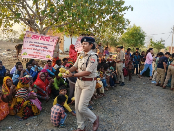 गरीब महिलाओं को फल वितरण करती सीओ मंजूरी राव