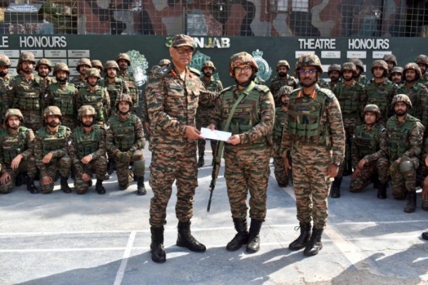 जीओसी व्हाइटनाइट कोर ने सुरक्षा स्थिति के आकलन के लिए राजौरी, डोडा जिलों में अग्रिम चौकियों और भीतरी इलाकों का किया दौरा
