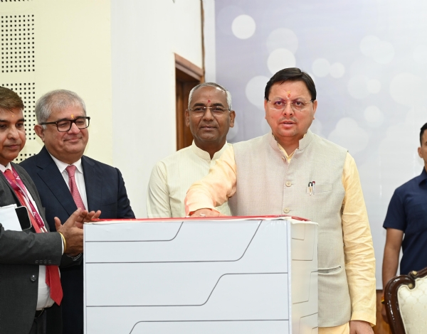 मुख्यमंत्री आवास स्थित मुख्य सेवक सदन में मुख्यमंत्री पुष्कर सिंह धामी गुप्तकाशी और ज्योर्तिमठ में एक्सिस बैंक की नई शाखाओं का वर्चुअल शुभारंभ करते।
