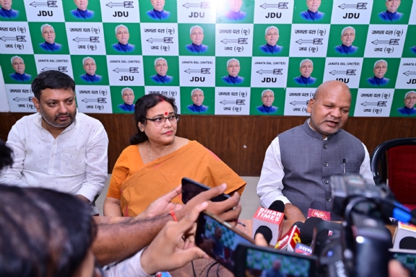 जदयू कार्यालय आयोजित कार्यकर्ता दरबार में में सुनवाई करते परिवहन मंत्री शील मंडल और मंत्री रतनेश सदा