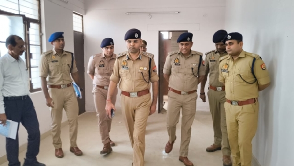 पुलिस उप महानिरीक्षक वैभव कृष्ण पुलिस लाइन में बन रहे भवनों का निरीक्षण करते हुए