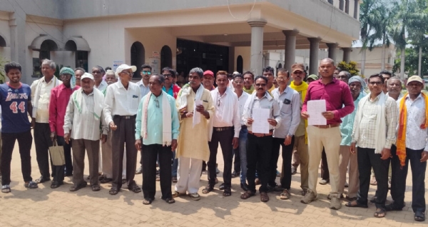 कलेक्ट्रेट कार्यालय पहुंचे बेन्द्रानवागांव के ग्रामीणों की भीड़। कलेक्ट्रेट कार्यालय पहुंचे बेन्द्रानवागांव के ग्रामीणों की भीड़।