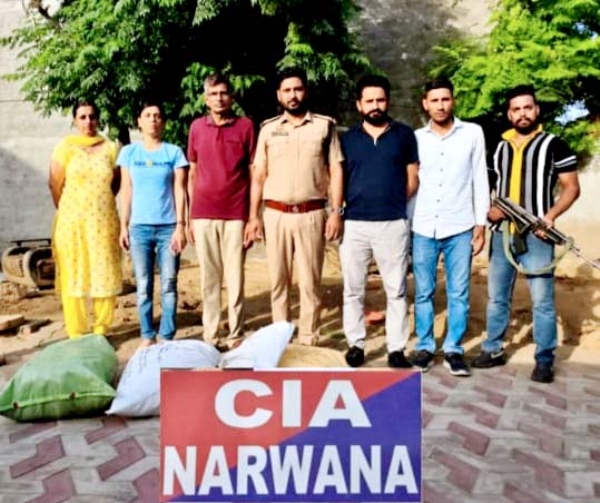 गांजा की खेप के साथ पुलिस अधिकारी।