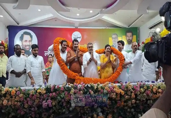 मंच पर लाेजपा आर के पदेश अधयक्ष एवं सांसद अरुण भारती