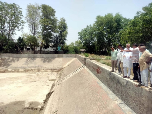 गांव में मौका देखने पहुंचे विधायक रणधीर पनिहार।
