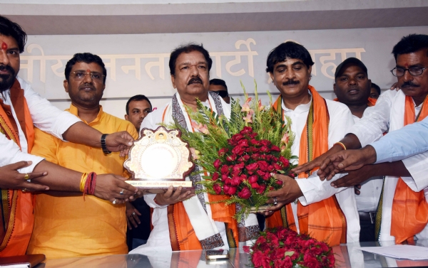 बीजेपी प्रदेश अध्यक्ष दिलीप जायसवाल सामाजिक कार्यकर्ता के साथ बैठक करते