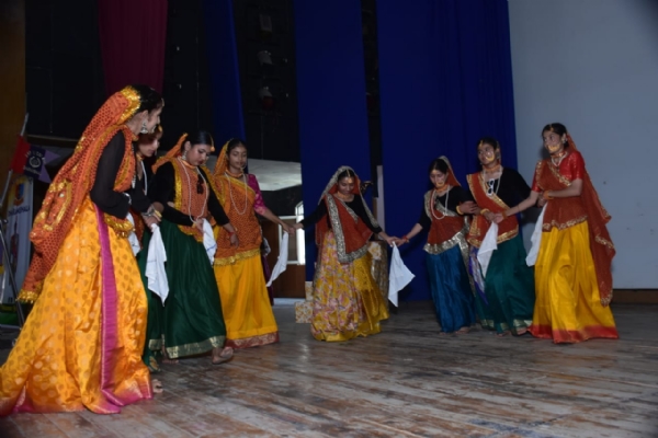 लोक नृत्य पेश करती हुई कैडेट्स।