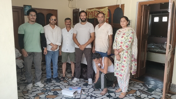 चिट्टे के साथ पकड़ा गया आरोपी पुलिस टीम के साथ।