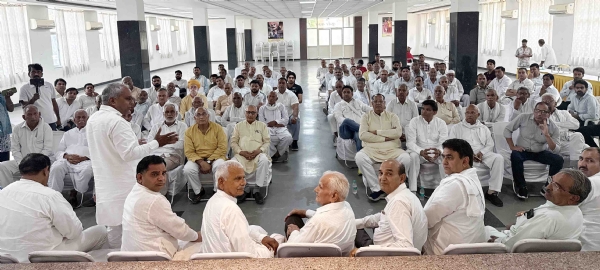 पंचायत में मौजूद गुर्जर समाज के गणमान्य लोग