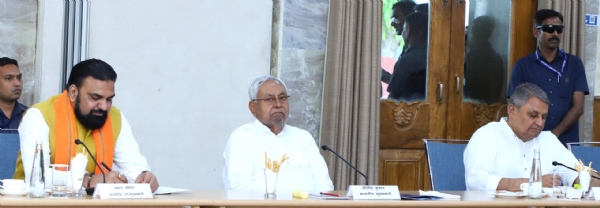 पंचायत प्रतिनिधियों के साथ बैठक करते मुख्यमंत्री नीतीश पंचायत प्रतिनिधियों के साथ बैठक करते मुख्यमंत्री नीतीश