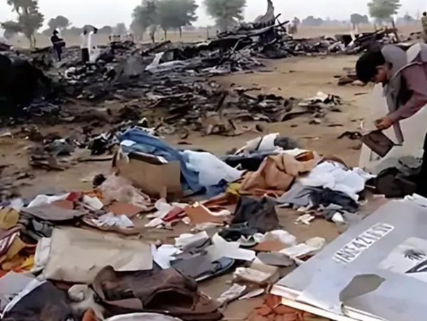 यह फाइल फोटो 12 नवंबर, 1996 को हरियाणा के चरखी दादरी में हुए विमान हादसे की याद दिलाता है।