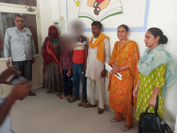 बाल श्रम दिवस पर पकड़े गए बाल श्रमिक टीम के साथ।