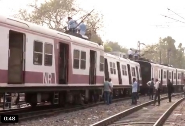 पटरी से उतरी ट्रेन का दृश्य