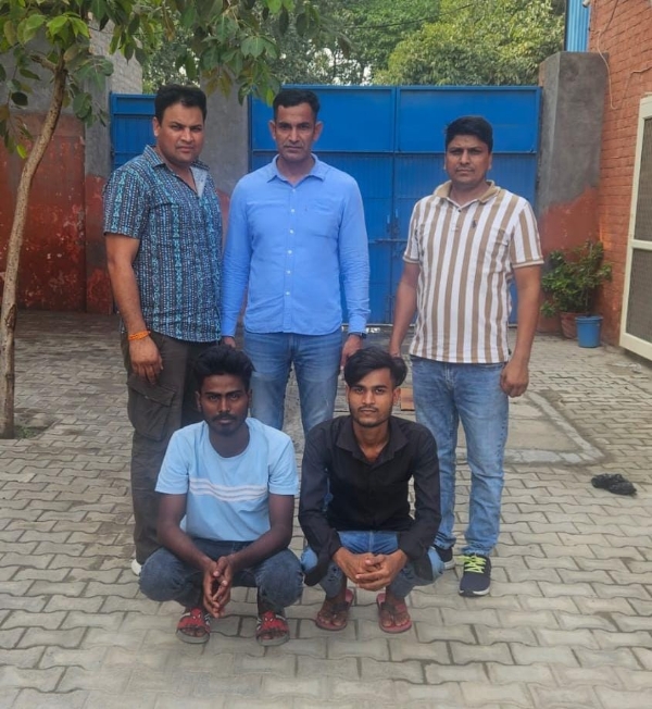 पुलिस गिरफ्त में चोरी करने के आरोपी
