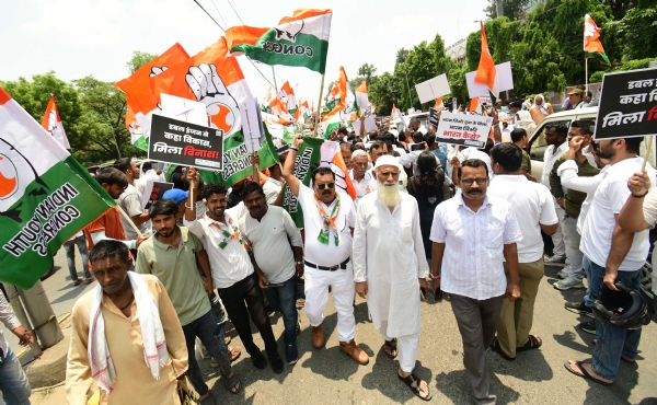 कांग्रेस का नियोजन भवन के सामने  नौकरी दो या सत्ता छोड़ो विरोध प्रदर्शन