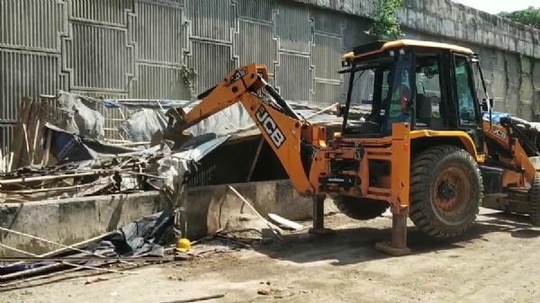 असमः जागीरोड में निर्माणाधीन टाटा प्रोजेक्ट के आसपास से अवैध अतिक्रमण को हटाए जाने का दृश्य।