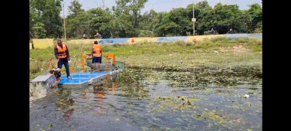 तालाब सफाई करते यंत्र