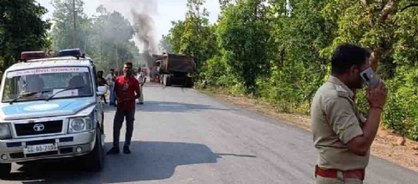 दुर्घटनास्थल में आग से जलती हुई ट्रक दुर्घटनास्थल में आग से जलती हुई ट्रक