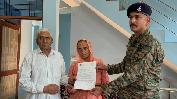शहीद हीरा सिंह के माता-पिता को स्मृति चिन्ह भेंट करते हुए सेना के अधिकारी।