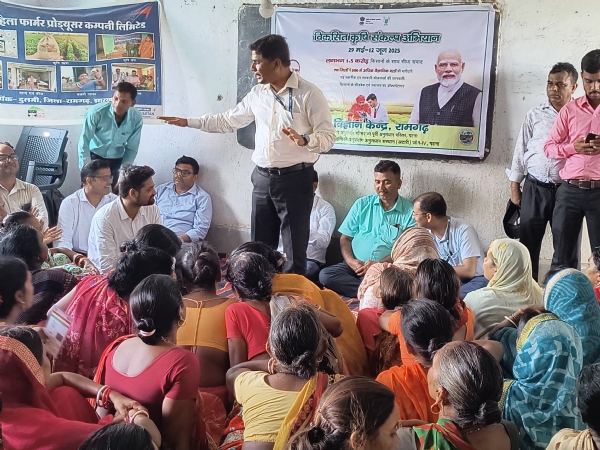 किसानों के साथ बात करते कृषि वैज्ञानिक