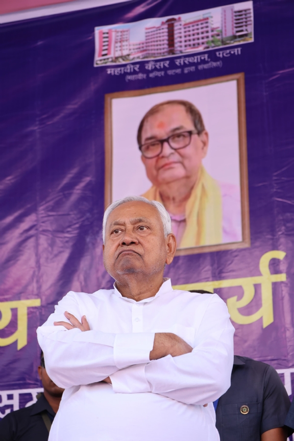 आचार्य किशोर कुणाल जी की 75वीं जयंती के अवसर पर उनकी प्रतिमा का अनावरण करते हुए  बिहार के मुख्यमंत्री  नीतीश कुमारसाथ में केंद्रीय मंत्री किरण रिजिजू । महावीर कैंसर संस्थान परिसर
