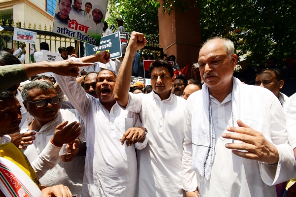 कांग्रेस का नियोजन भवन के सामने  नौकरी दो या सत्ता छोड़ो विरोध प्रदर्शन