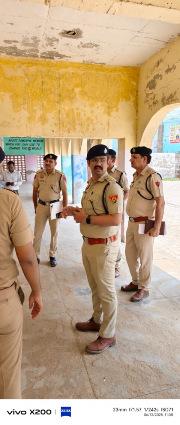 बादली में मतदान केंद्र का जायजा लेते बहादुरगढ़ के पुलिस उपायुक्त मयंक मिश्र।