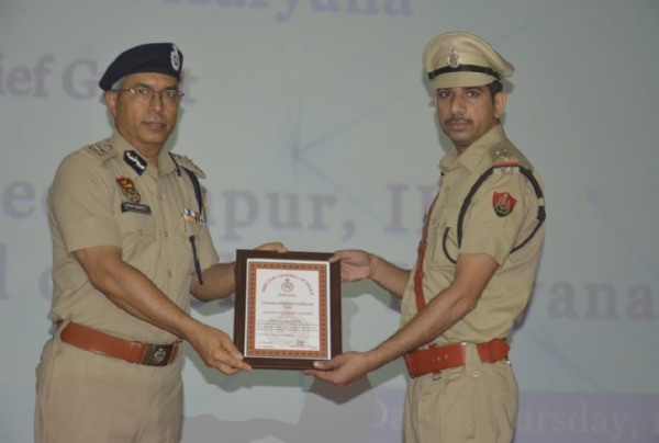 हरियाणा के पुलिस महानिदेशक साइबर अधिकारियों को सम्मानित करते हुए