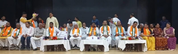मंचासीन अर्जुन मुंडा, पलामू एवं चतरा सांसद, डालटनगंज विधायक एवं अन्य