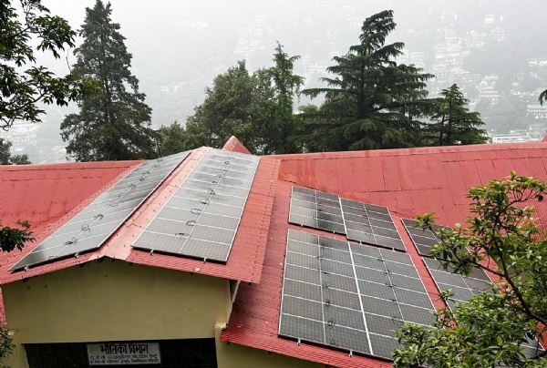 कुमाऊँ विश्वविद्यालय द्वारा छतों पर स्थापित सौर ऊर्जा संयंत्र।
