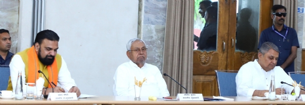 मुख्यमंत्री नीतीश कुमार पंचायती राज  व्यवस्था के तहत ग्राम पंचायत समिति एवं जिला परिषद् के प्रतिनिधियों के शिष्टमंडल के साथ बैठक करते