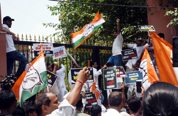 कांग्रेस का नियोजन भवन के सामने  नौकरी दो या सत्ता छोड़ो विरोध प्रदर्शन