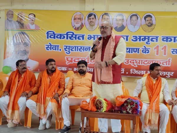 संबोधित करते गिरिराज सिंह